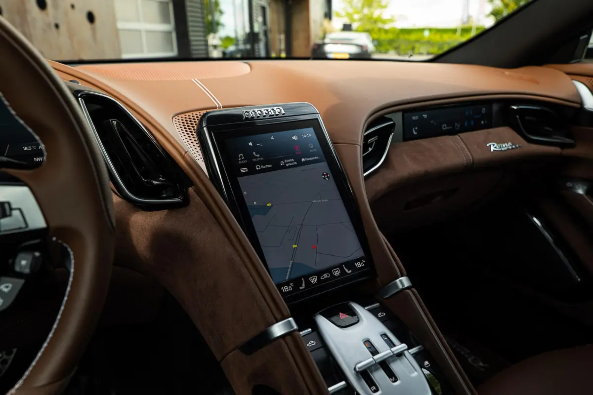 3.9 V8 | Ferrari Special Colour | ADAS | Carbon | Stoelventilatie | 360 | P. Display | Smartphone Integration |