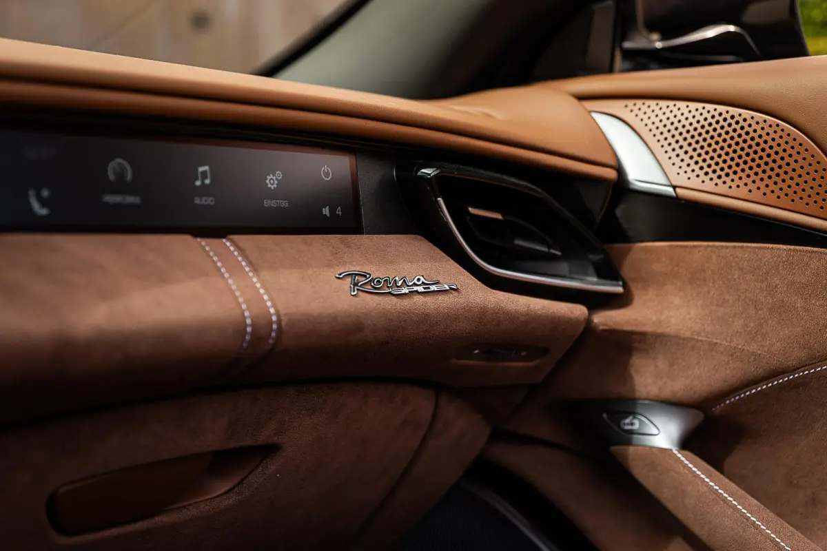 3.9 V8 | Ferrari Special Colour | ADAS | Carbon | Stoelventilatie | 360 | P. Display | Smartphone Integration |