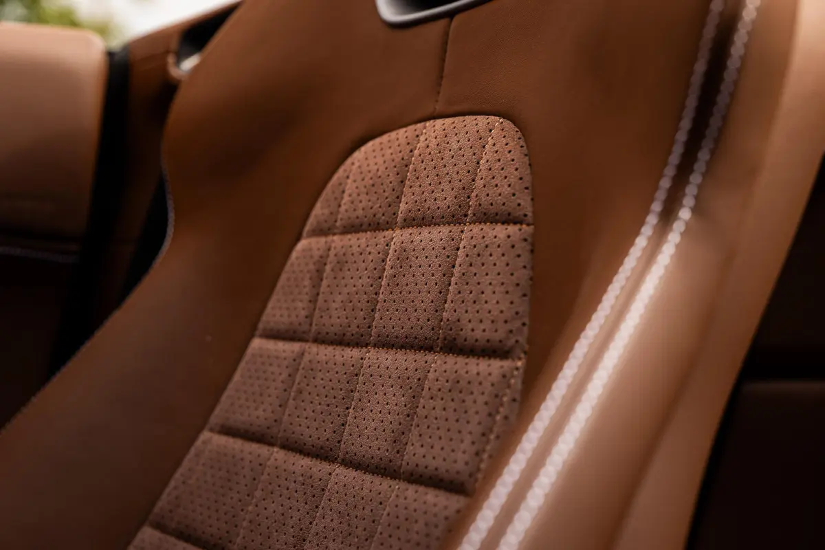 3.9 V8 | Ferrari Special Colour | ADAS | Carbon | Stoelventilatie | 360 | P. Display | Smartphone Integration |