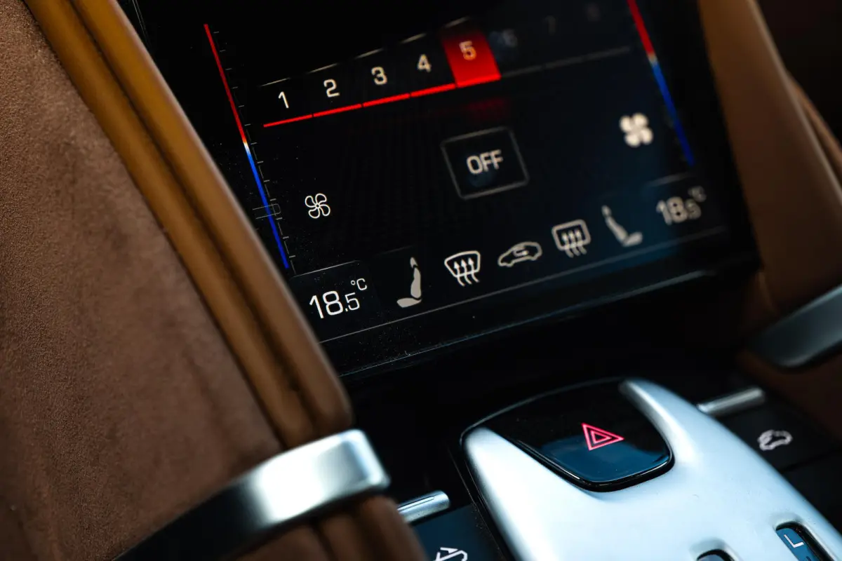 3.9 V8 | Ferrari Special Colour | ADAS | Carbon | Stoelventilatie | 360 | P. Display | Smartphone Integration |
