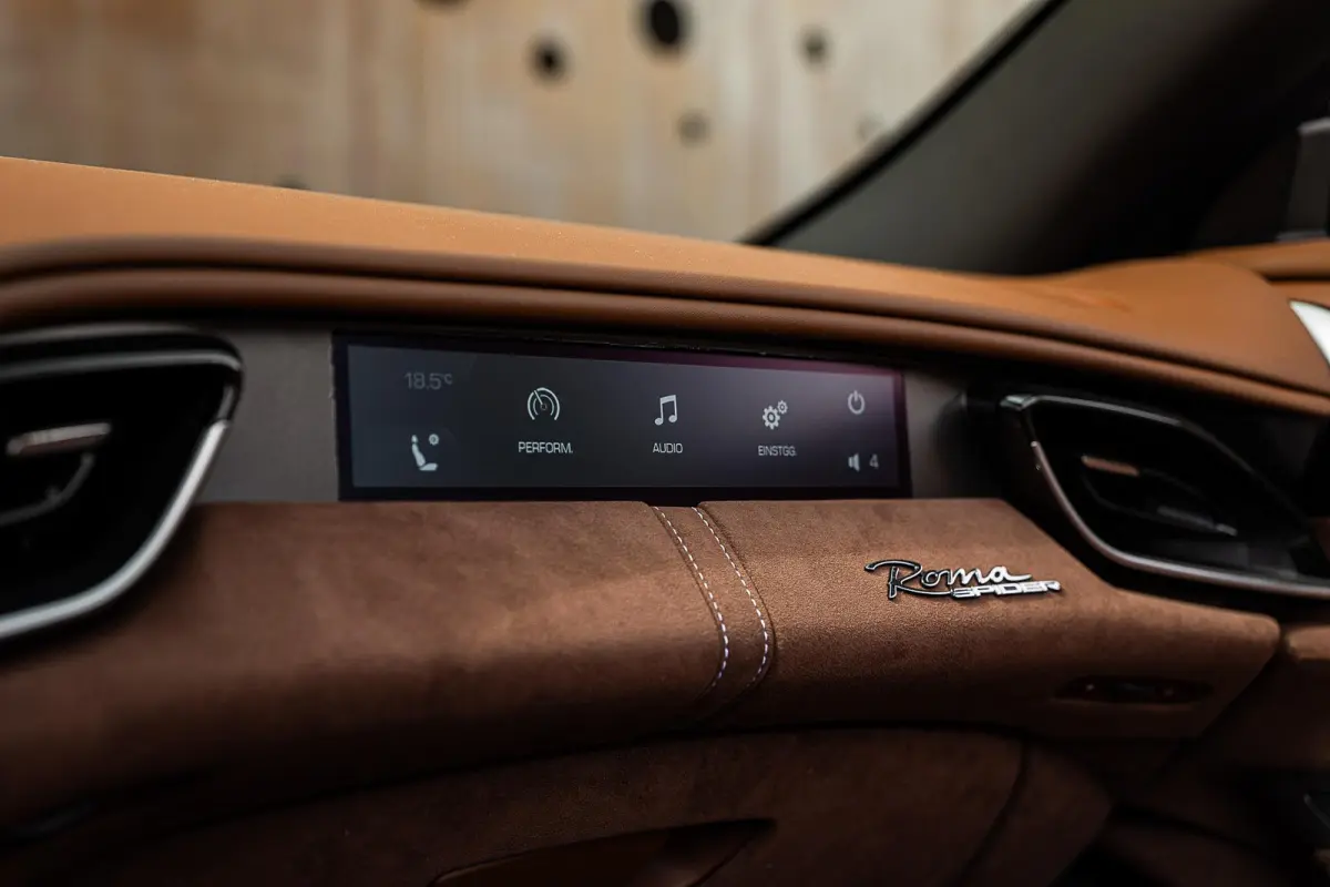 3.9 V8 | Ferrari Special Colour | ADAS | Carbon | Stoelventilatie | 360 | P. Display | Smartphone Integration |