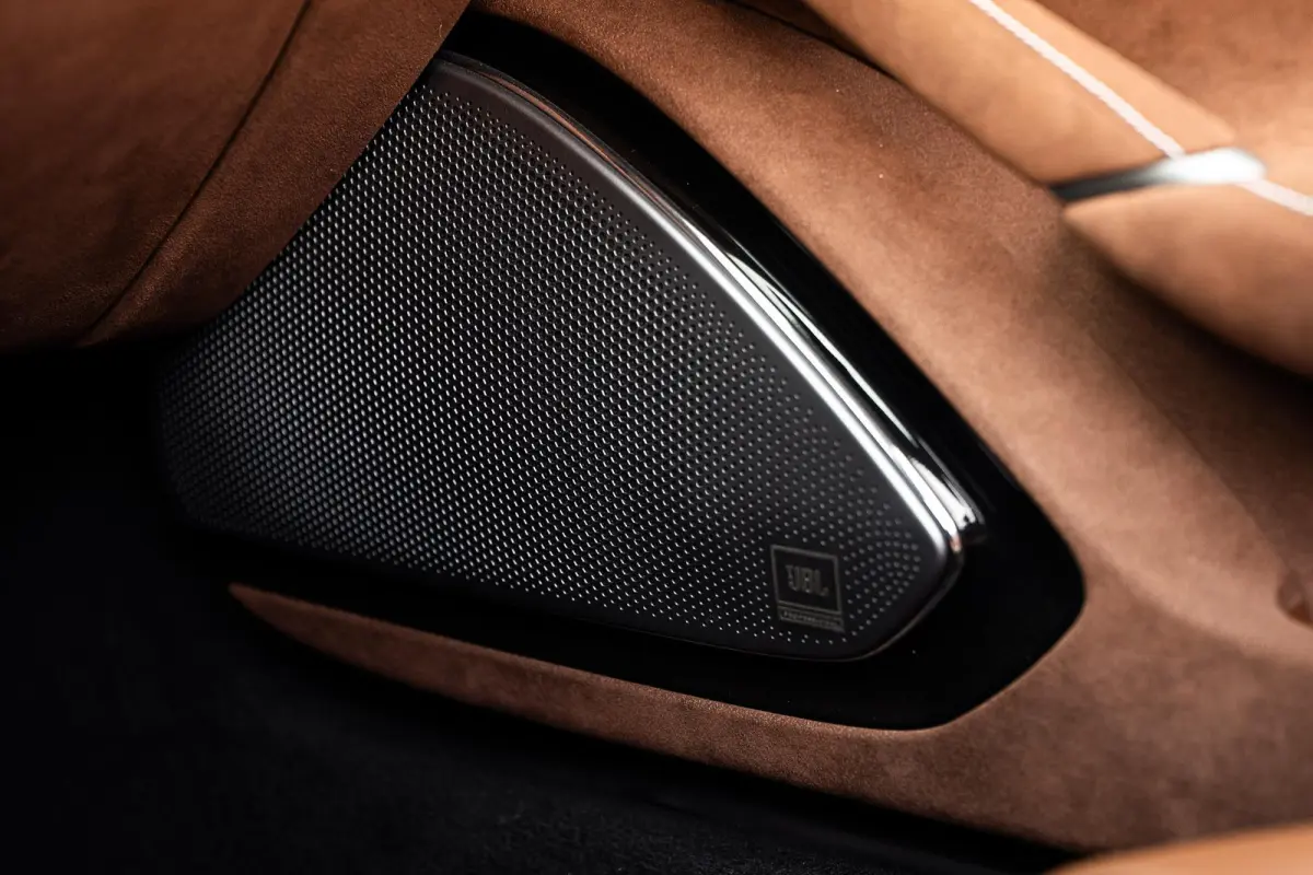 3.9 V8 | Ferrari Special Colour | ADAS | Carbon | Stoelventilatie | 360 | P. Display | Smartphone Integration |