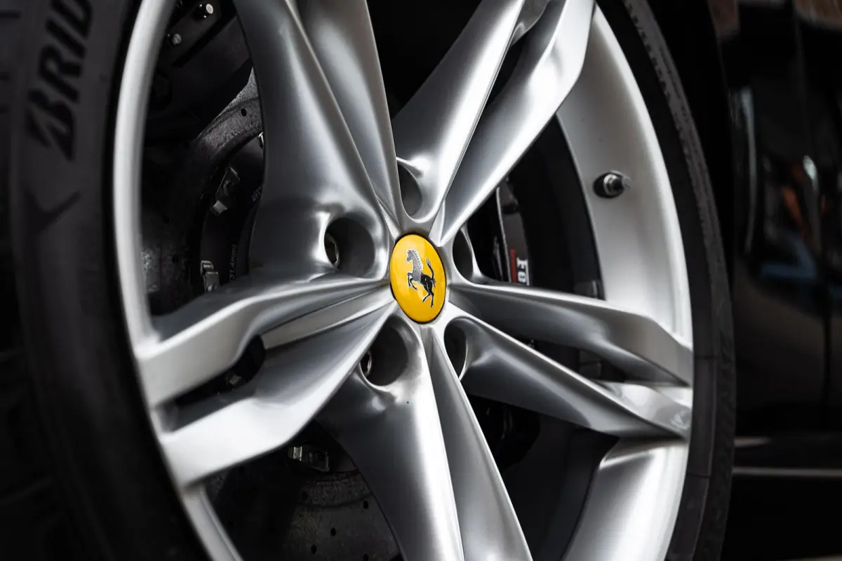 3.9 V8 | Ferrari Special Colour | ADAS | Carbon | Stoelventilatie | 360 | P. Display | Smartphone Integration |