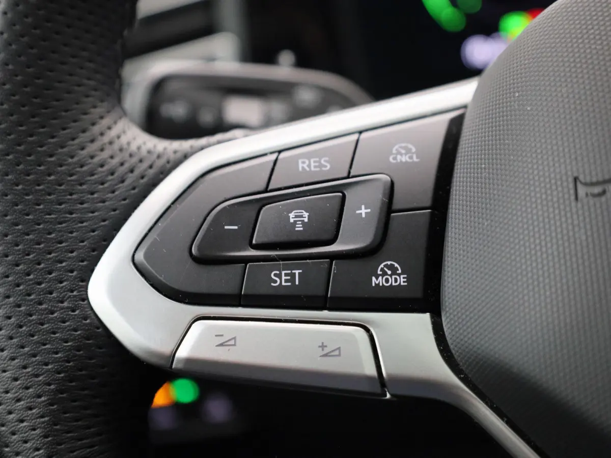 1.5 eHybrid R-Line 272 PK | Panoramadak | Blackline | Navigatie | Leder | Memory | Head Up | Harman Kardon | stuur en stoelverwarming | 360 Camera | Achterklep Elektrisch | Side Assist | Hig
