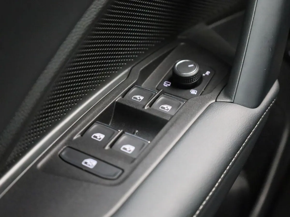 1.5 eHybrid R-Line 272 PK | Panoramadak | Blackline | Navigatie | Leder | Memory | Head Up | Harman Kardon | stuur en stoelverwarming | 360 Camera | Achterklep Elektrisch | Side Assist | Hig