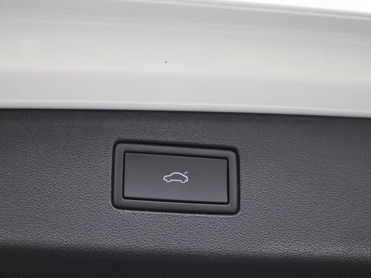 1.5 eHybrid R-Line 272 PK | Panoramadak | Blackline | Navigatie | Leder | Memory | Head Up | Harman Kardon | stuur en stoelverwarming | 360 Camera | Achterklep Elektrisch | Side Assist | Hig