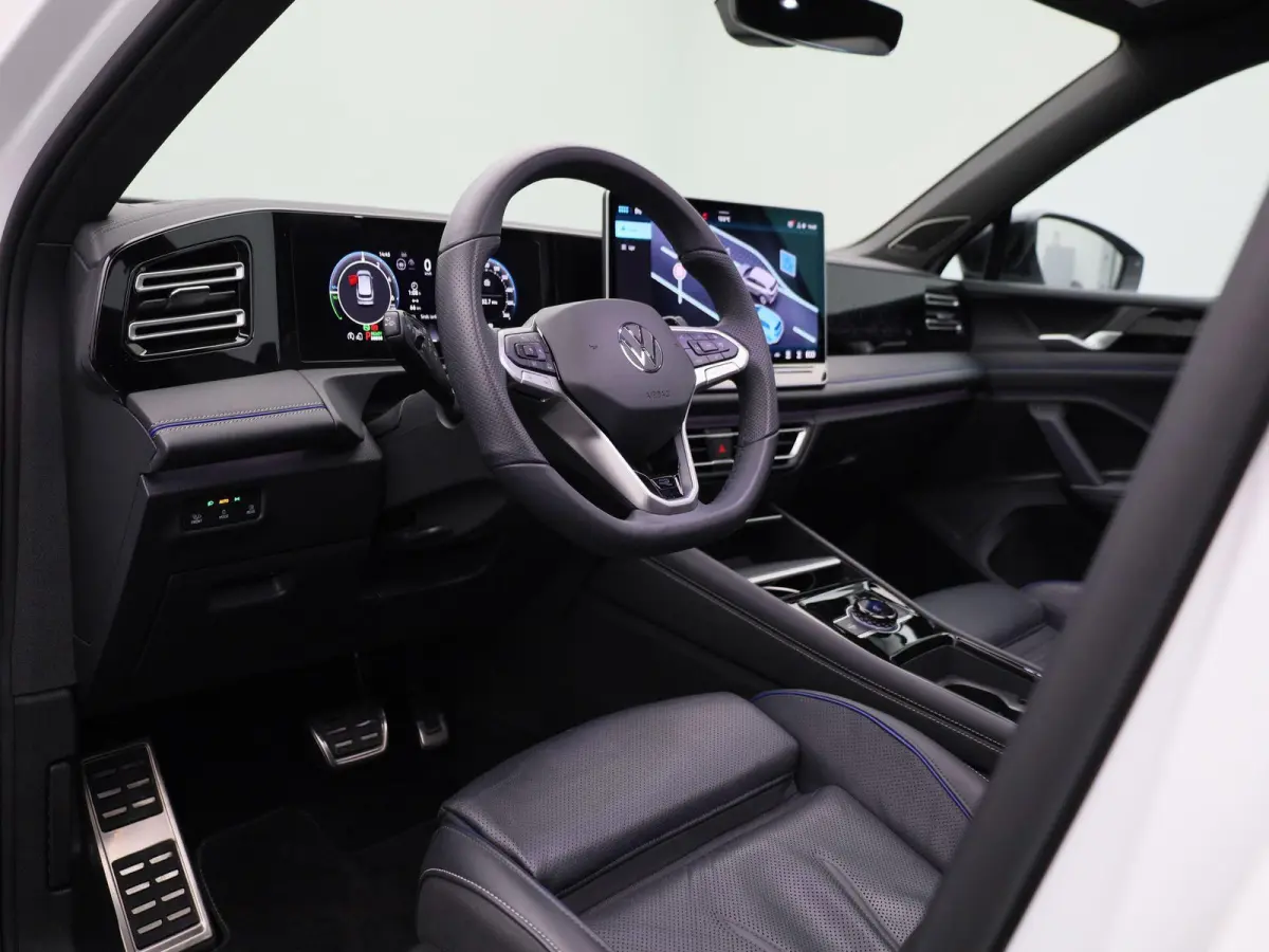 1.5 eHybrid R-Line 272 PK | Panoramadak | Blackline | Navigatie | Leder | Memory | Head Up | Harman Kardon | stuur en stoelverwarming | 360 Camera | Achterklep Elektrisch | Side Assist | Hig