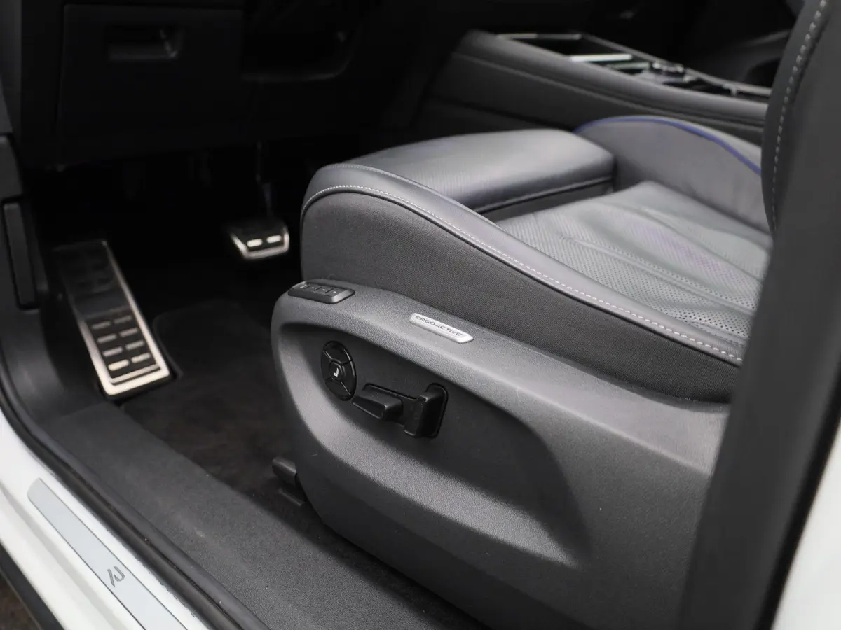 1.5 eHybrid R-Line 272 PK | Panoramadak | Blackline | Navigatie | Leder | Memory | Head Up | Harman Kardon | stuur en stoelverwarming | 360 Camera | Achterklep Elektrisch | Side Assist | Hig