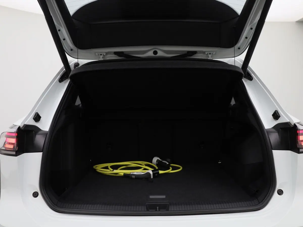 1.5 eHybrid R-Line 272 PK | Panoramadak | Blackline | Navigatie | Leder | Memory | Head Up | Harman Kardon | stuur en stoelverwarming | 360 Camera | Achterklep Elektrisch | Side Assist | Hig