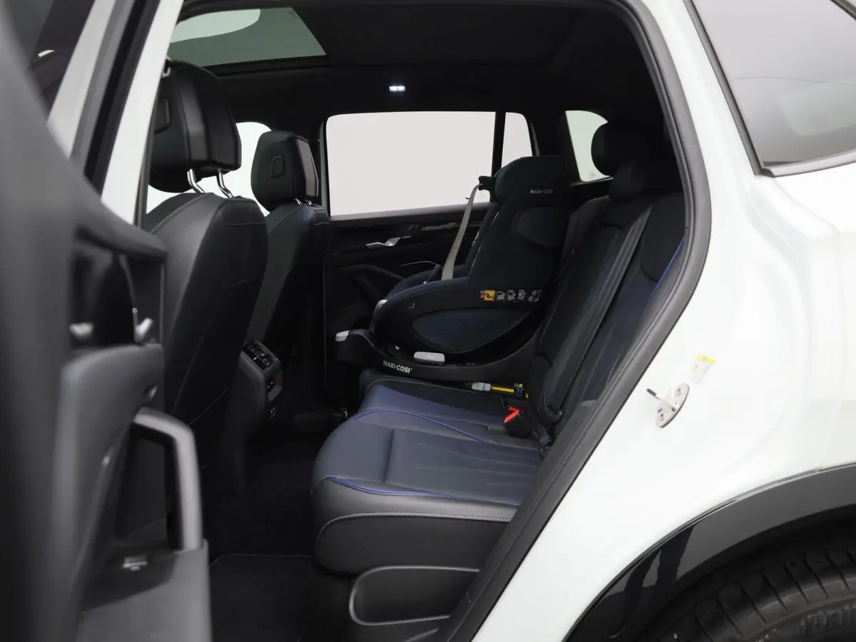 1.5 eHybrid R-Line 272 PK | Panoramadak | Blackline | Navigatie | Leder | Memory | Head Up | Harman Kardon | stuur en stoelverwarming | 360 Camera | Achterklep Elektrisch | Side Assist | Hig