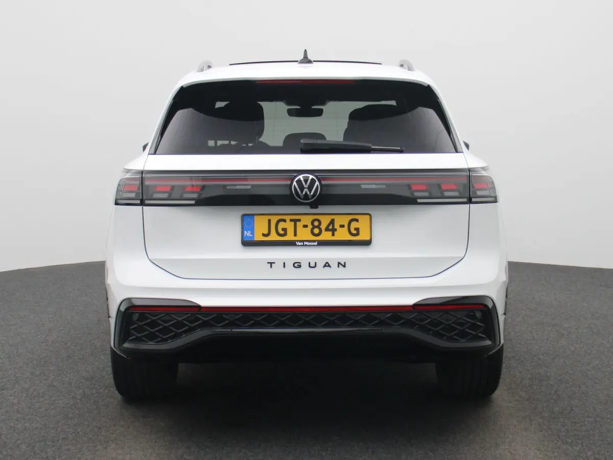 1.5 eHybrid R-Line 272 PK | Panoramadak | Blackline | Navigatie | Leder | Memory | Head Up | Harman Kardon | stuur en stoelverwarming | 360 Camera | Achterklep Elektrisch | Side Assist | Hig