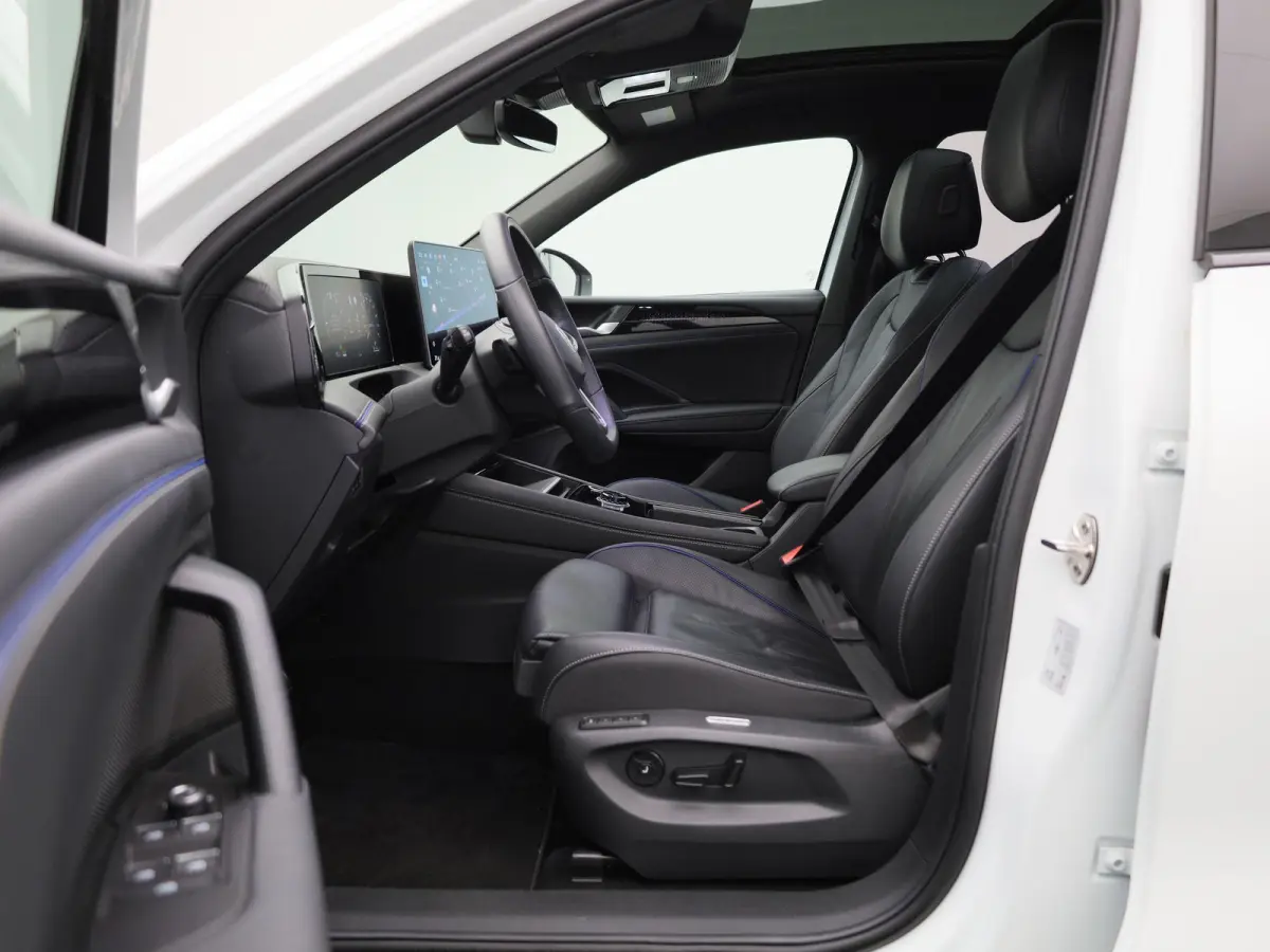 1.5 eHybrid R-Line 272 PK | Panoramadak | Blackline | Navigatie | Leder | Memory | Head Up | Harman Kardon | stuur en stoelverwarming | 360 Camera | Achterklep Elektrisch | Side Assist | Hig