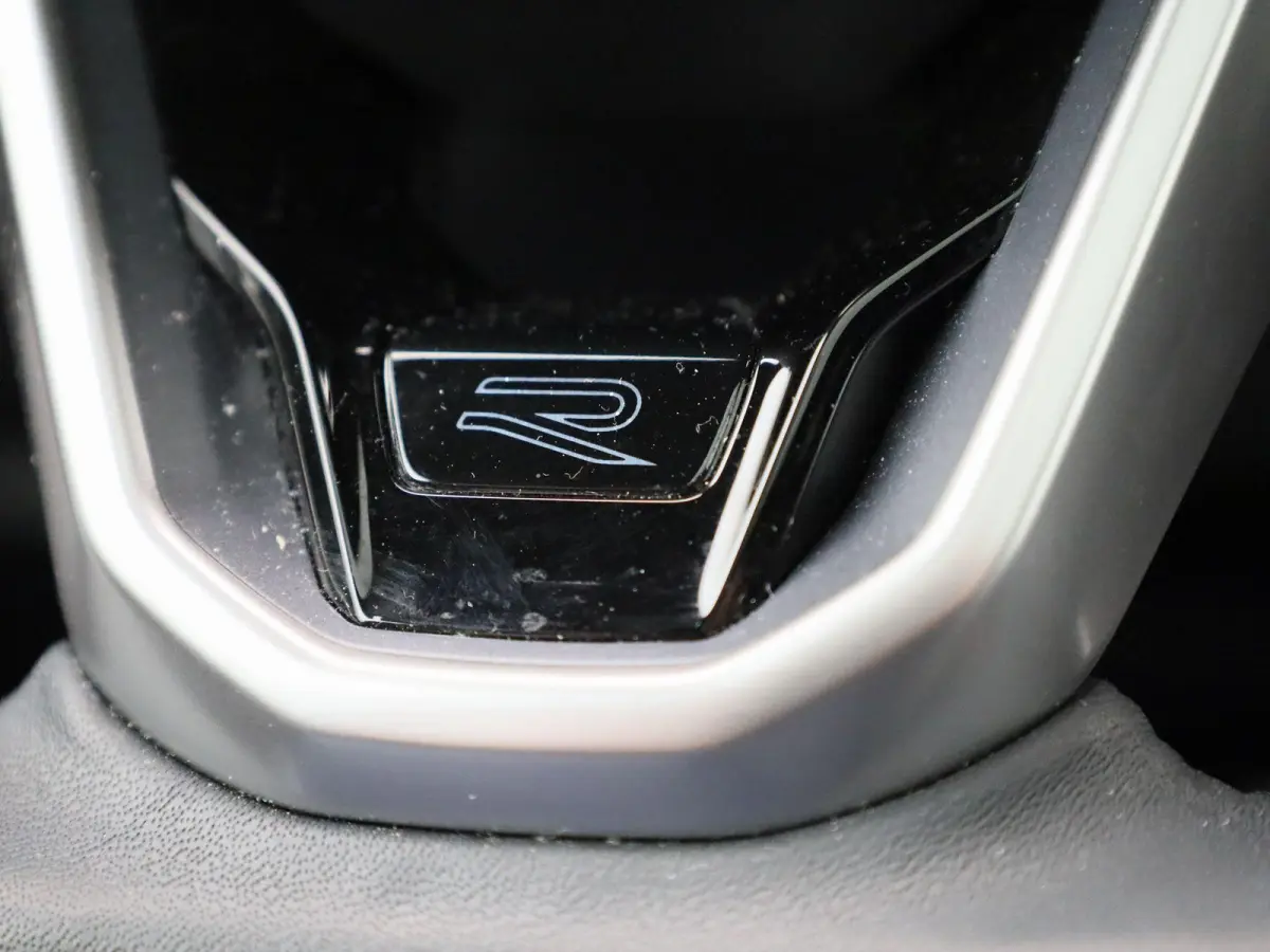 1.5 eHybrid R-Line 272 PK | Panoramadak | Blackline | Navigatie | Leder | Memory | Head Up | Harman Kardon | stuur en stoelverwarming | 360 Camera | Achterklep Elektrisch | Side Assist | Hig