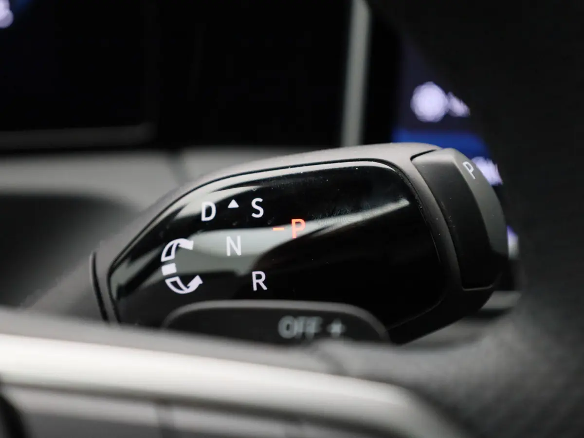 1.5 eHybrid R-Line 272 PK | Panoramadak | Blackline | Navigatie | Leder | Memory | Head Up | Harman Kardon | stuur en stoelverwarming | 360 Camera | Achterklep Elektrisch | Side Assist | Hig