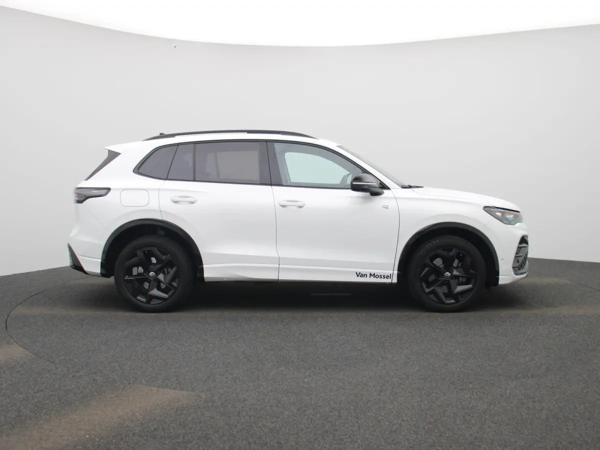 1.5 eHybrid R-Line 272 PK | Panoramadak | Blackline | Navigatie | Leder | Memory | Head Up | Harman Kardon | stuur en stoelverwarming | 360 Camera | Achterklep Elektrisch | Side Assist | Hig