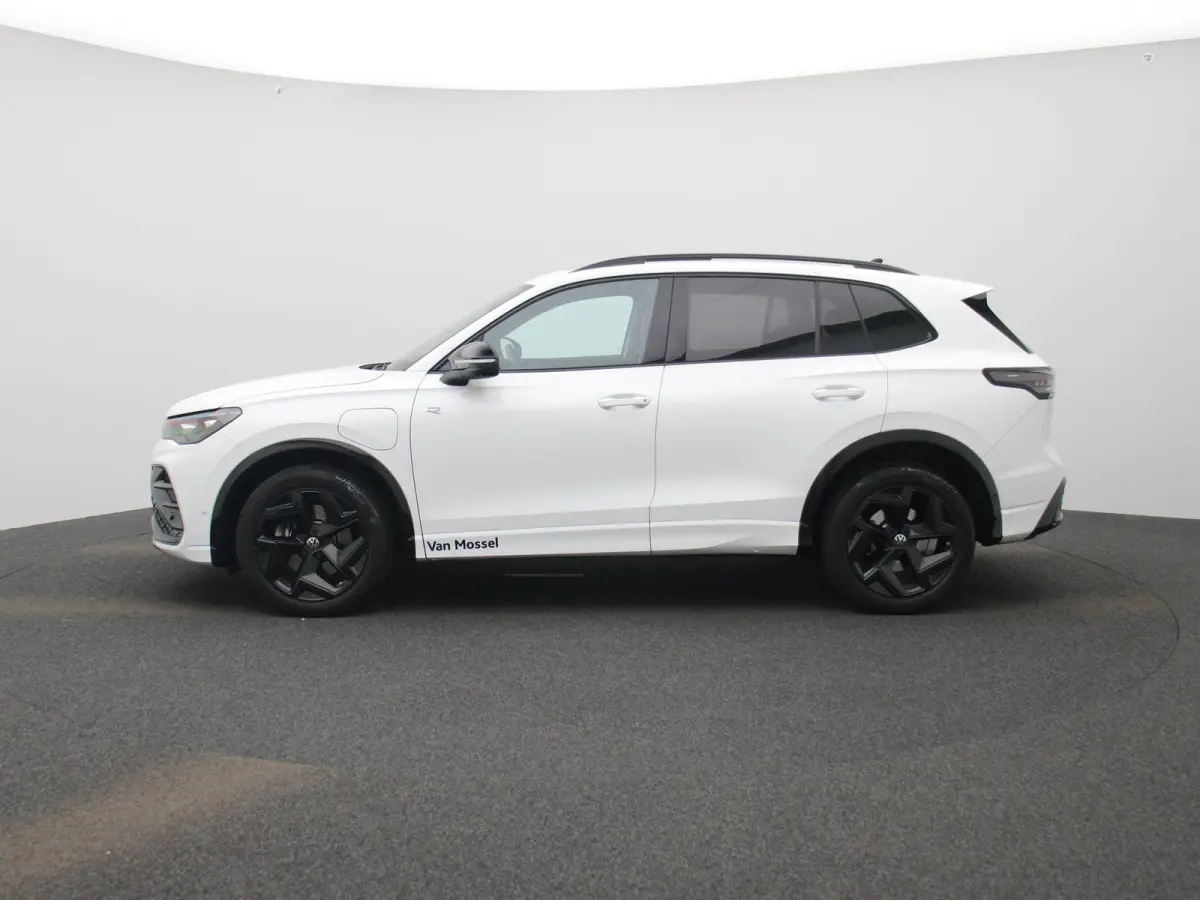 1.5 eHybrid R-Line 272 PK | Panoramadak | Blackline | Navigatie | Leder | Memory | Head Up | Harman Kardon | stuur en stoelverwarming | 360 Camera | Achterklep Elektrisch | Side Assist | Hig