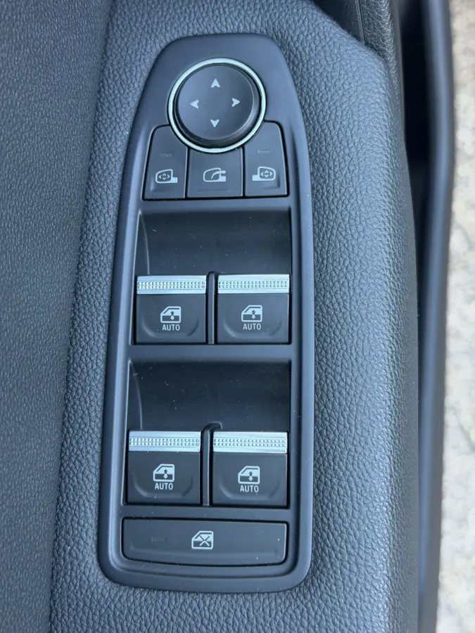 100pk Intens (Keyless Entry - Camera - Parkeersensoren V+A - LED - Automatische Airco - Navigatie - Two Tone)