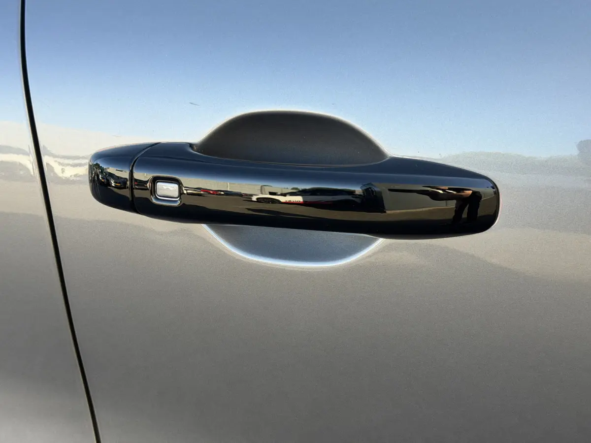 100pk Intens (Keyless Entry - Camera - Parkeersensoren V+A - LED - Automatische Airco - Navigatie - Two Tone)
