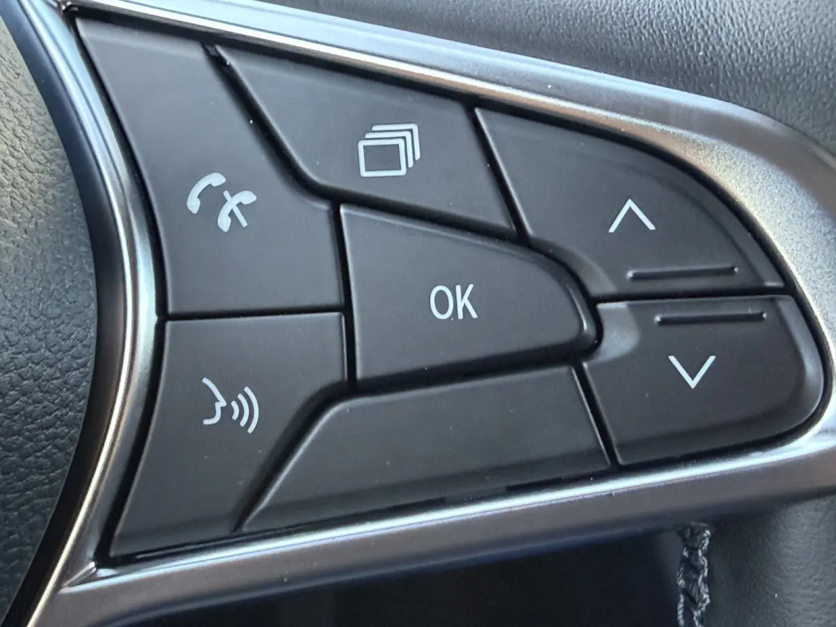 100pk Intens (Keyless Entry - Camera - Parkeersensoren V+A - LED - Automatische Airco - Navigatie - Two Tone)