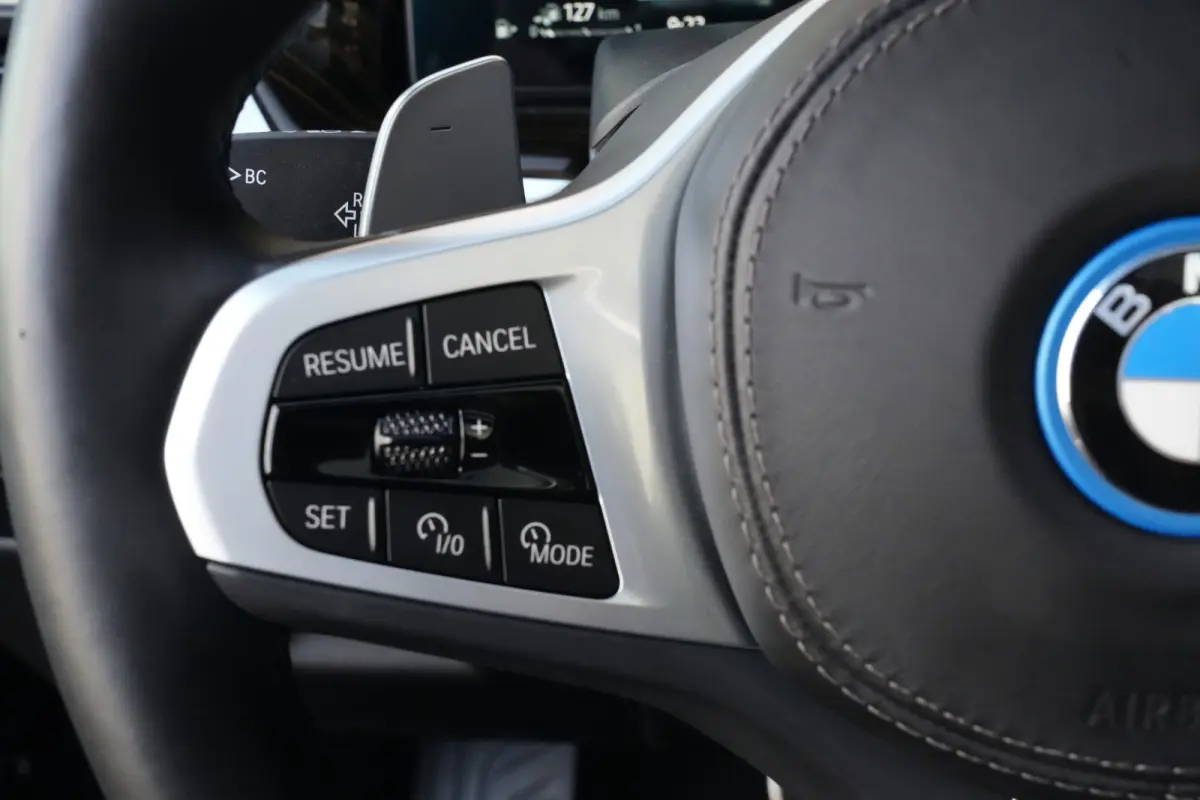 xDrive50e M Sport | 495PK | PANO | BMW X5 xDrive50e M Sport 495 PK Plug-in Hybrid met 3.0 zescilinder benzinemotor en 8-traps automatische transmissie, voorzien van een elektrisch panoramada