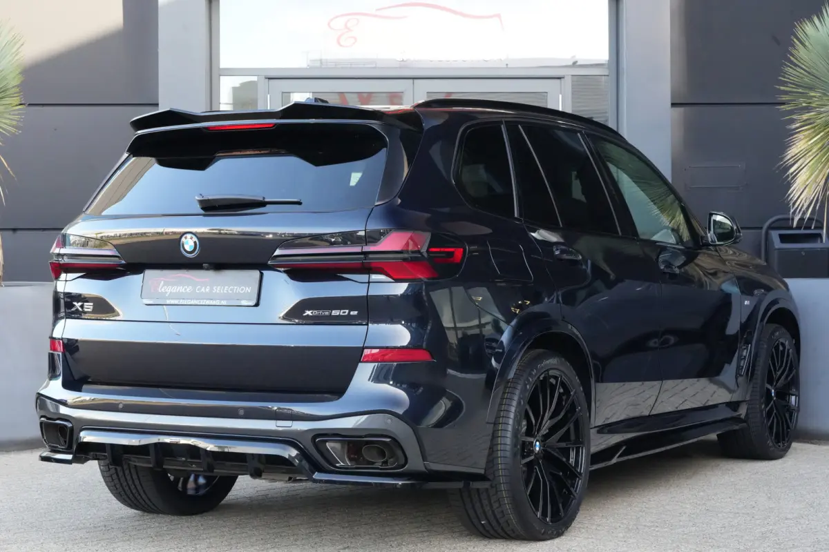 xDrive50e M Sport | 495PK | PANO | BMW X5 xDrive50e M Sport 495 PK Plug-in Hybrid met 3.0 zescilinder benzinemotor en 8-traps automatische transmissie, voorzien van een elektrisch panoramada