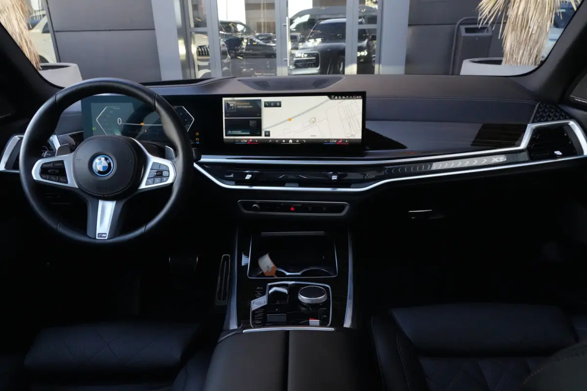 xDrive50e M Sport | 495PK | PANO | BMW X5 xDrive50e M Sport 495 PK Plug-in Hybrid met 3.0 zescilinder benzinemotor en 8-traps automatische transmissie, voorzien van een elektrisch panoramada