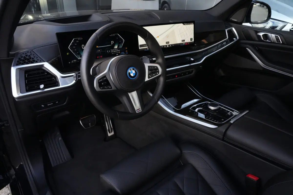 xDrive50e M Sport | 495PK | PANO | BMW X5 xDrive50e M Sport 495 PK Plug-in Hybrid met 3.0 zescilinder benzinemotor en 8-traps automatische transmissie, voorzien van een elektrisch panoramada