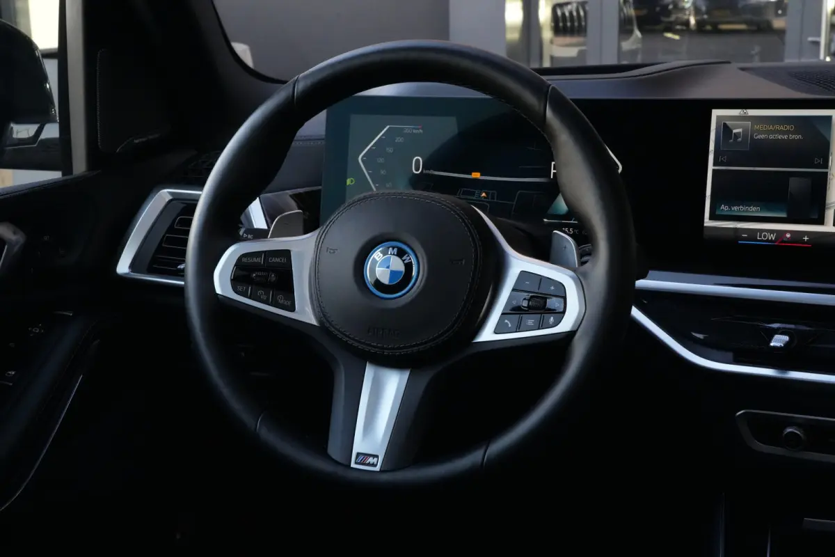 xDrive50e M Sport | 495PK | PANO | BMW X5 xDrive50e M Sport 495 PK Plug-in Hybrid met 3.0 zescilinder benzinemotor en 8-traps automatische transmissie, voorzien van een elektrisch panoramada