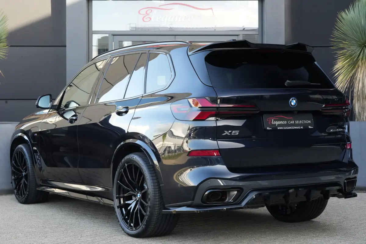 xDrive50e M Sport | 495PK | PANO | BMW X5 xDrive50e M Sport 495 PK Plug-in Hybrid met 3.0 zescilinder benzinemotor en 8-traps automatische transmissie, voorzien van een elektrisch panoramada