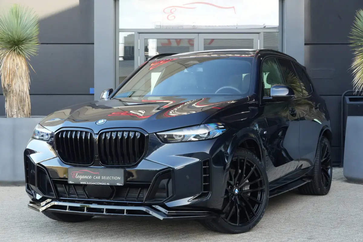 xDrive50e M Sport | 495PK | PANO | BMW X5 xDrive50e M Sport 495 PK Plug-in Hybrid met 3.0 zescilinder benzinemotor en 8-traps automatische transmissie, voorzien van een elektrisch panoramada