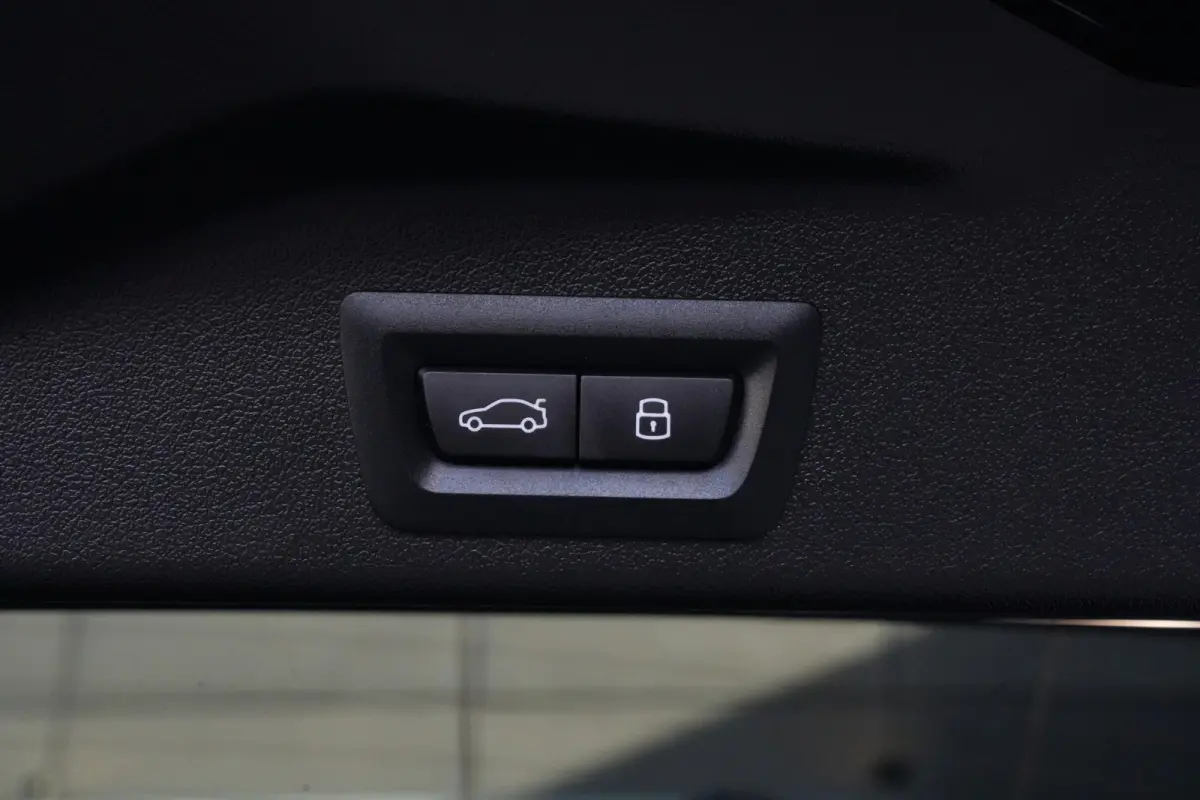 xDrive50e M Sport | 495PK | PANO | BMW X5 xDrive50e M Sport 495 PK Plug-in Hybrid met 3.0 zescilinder benzinemotor en 8-traps automatische transmissie, voorzien van een elektrisch panoramada