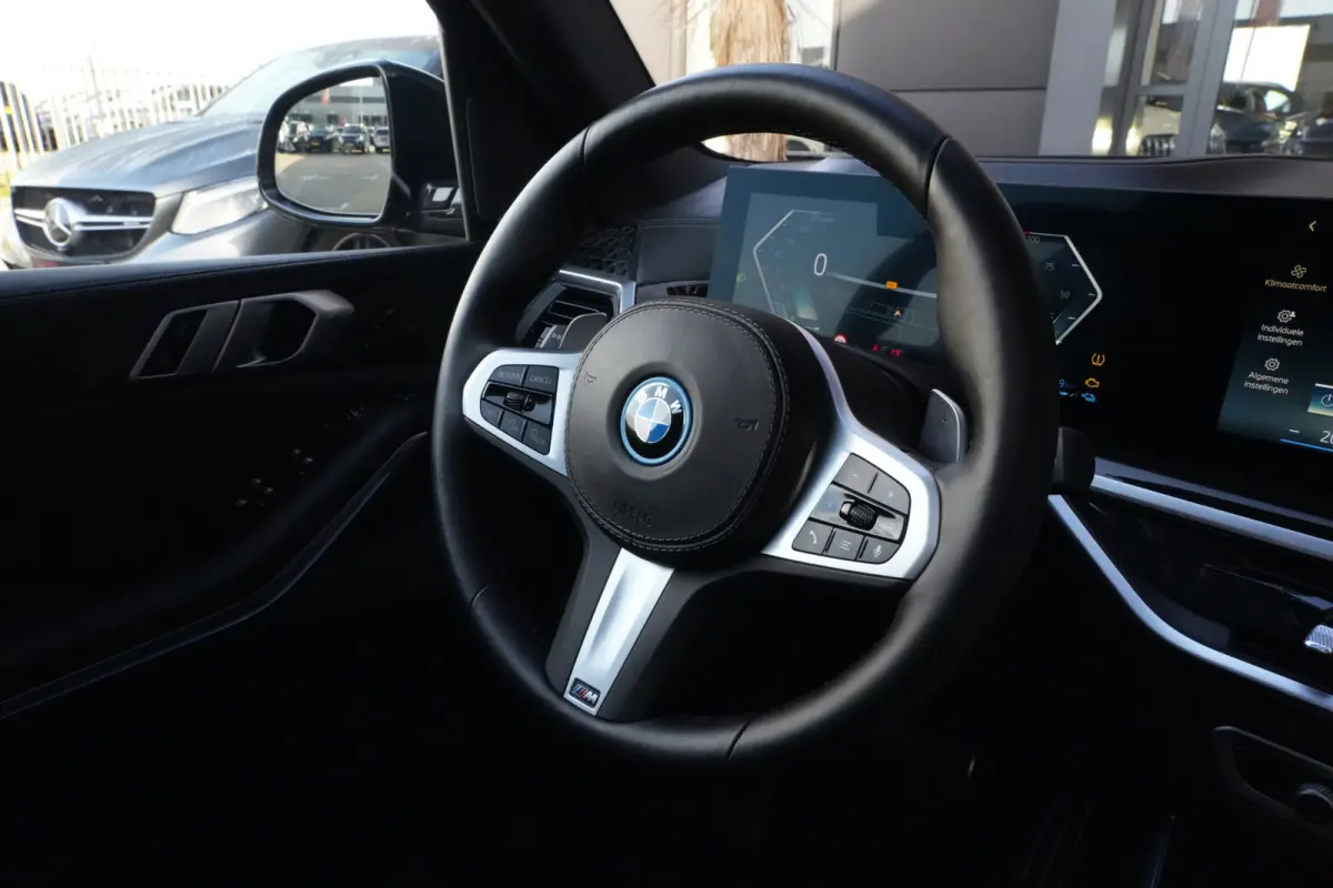 xDrive50e M Sport | 495PK | PANO | BMW X5 xDrive50e M Sport 495 PK Plug-in Hybrid met 3.0 zescilinder benzinemotor en 8-traps automatische transmissie, voorzien van een elektrisch panoramada