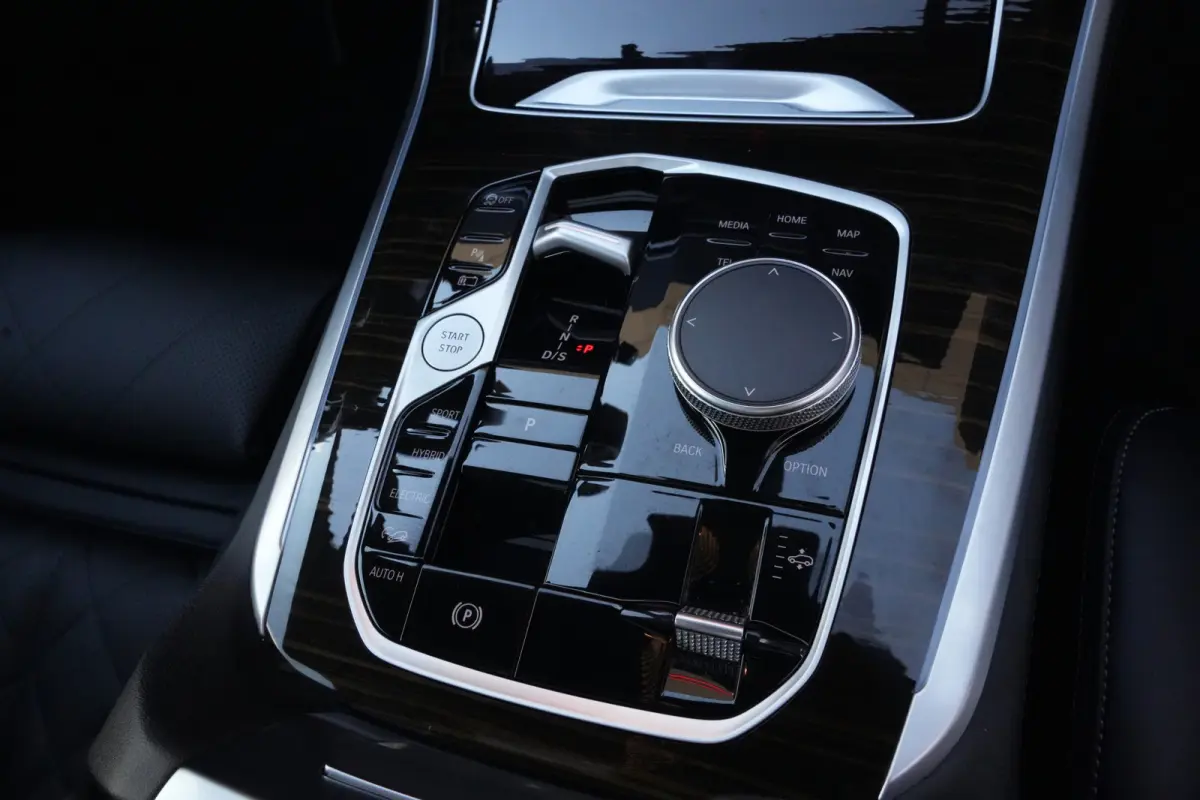 xDrive50e M Sport | 495PK | PANO | BMW X5 xDrive50e M Sport 495 PK Plug-in Hybrid met 3.0 zescilinder benzinemotor en 8-traps automatische transmissie, voorzien van een elektrisch panoramada
