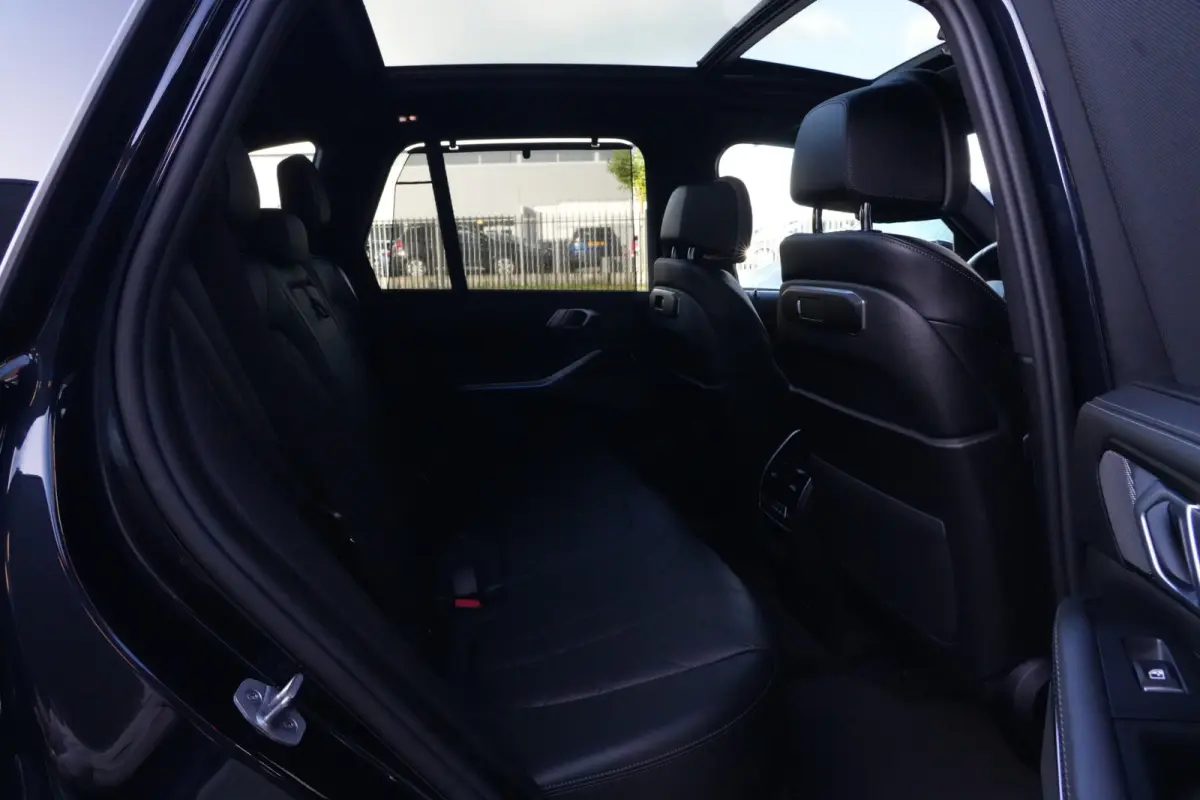 xDrive50e M Sport | 495PK | PANO | BMW X5 xDrive50e M Sport 495 PK Plug-in Hybrid met 3.0 zescilinder benzinemotor en 8-traps automatische transmissie, voorzien van een elektrisch panoramada