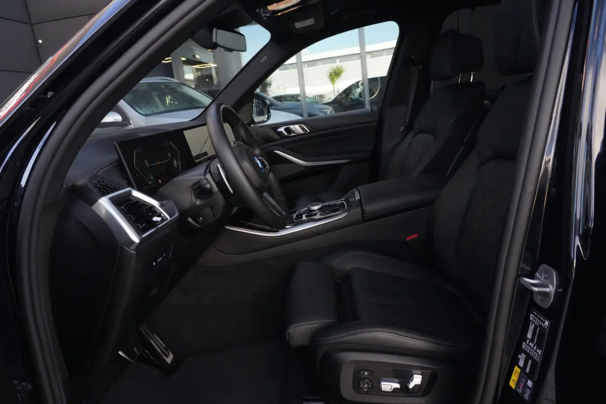 xDrive50e M Sport | 495PK | PANO | BMW X5 xDrive50e M Sport 495 PK Plug-in Hybrid met 3.0 zescilinder benzinemotor en 8-traps automatische transmissie, voorzien van een elektrisch panoramada