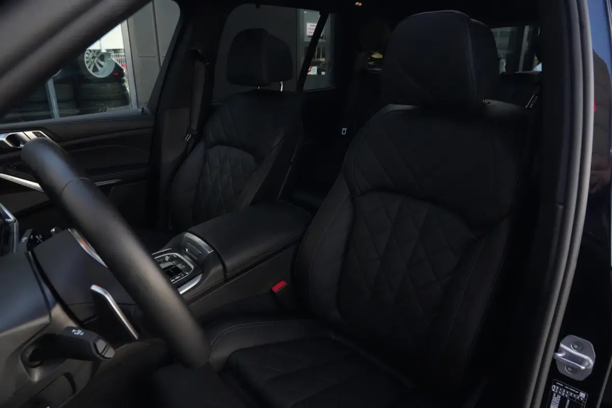xDrive50e M Sport | 495PK | PANO | BMW X5 xDrive50e M Sport 495 PK Plug-in Hybrid met 3.0 zescilinder benzinemotor en 8-traps automatische transmissie, voorzien van een elektrisch panoramada