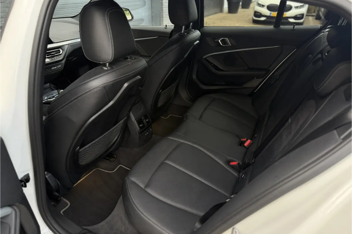 118i | Sportleder | Stoel + Stuurverwarming | Comfort Access | Live Cockpit Pro | Carplay
