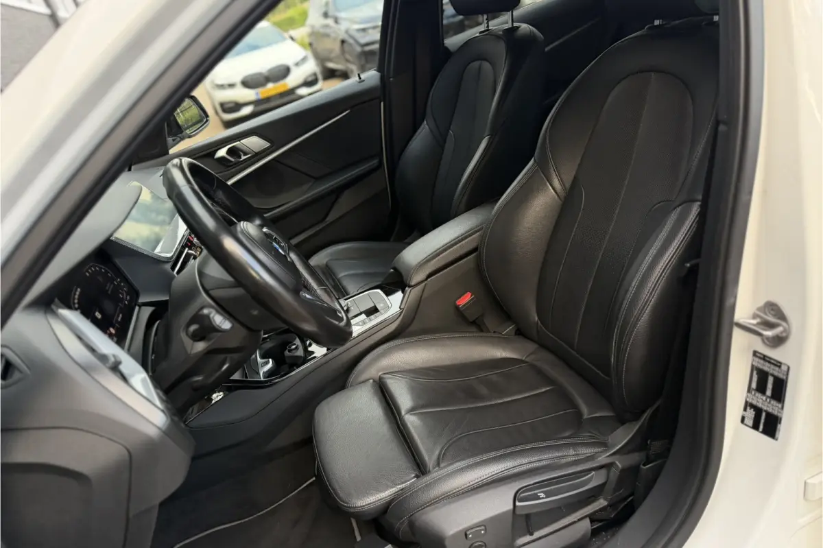 118i | Sportleder | Stoel + Stuurverwarming | Comfort Access | Live Cockpit Pro | Carplay