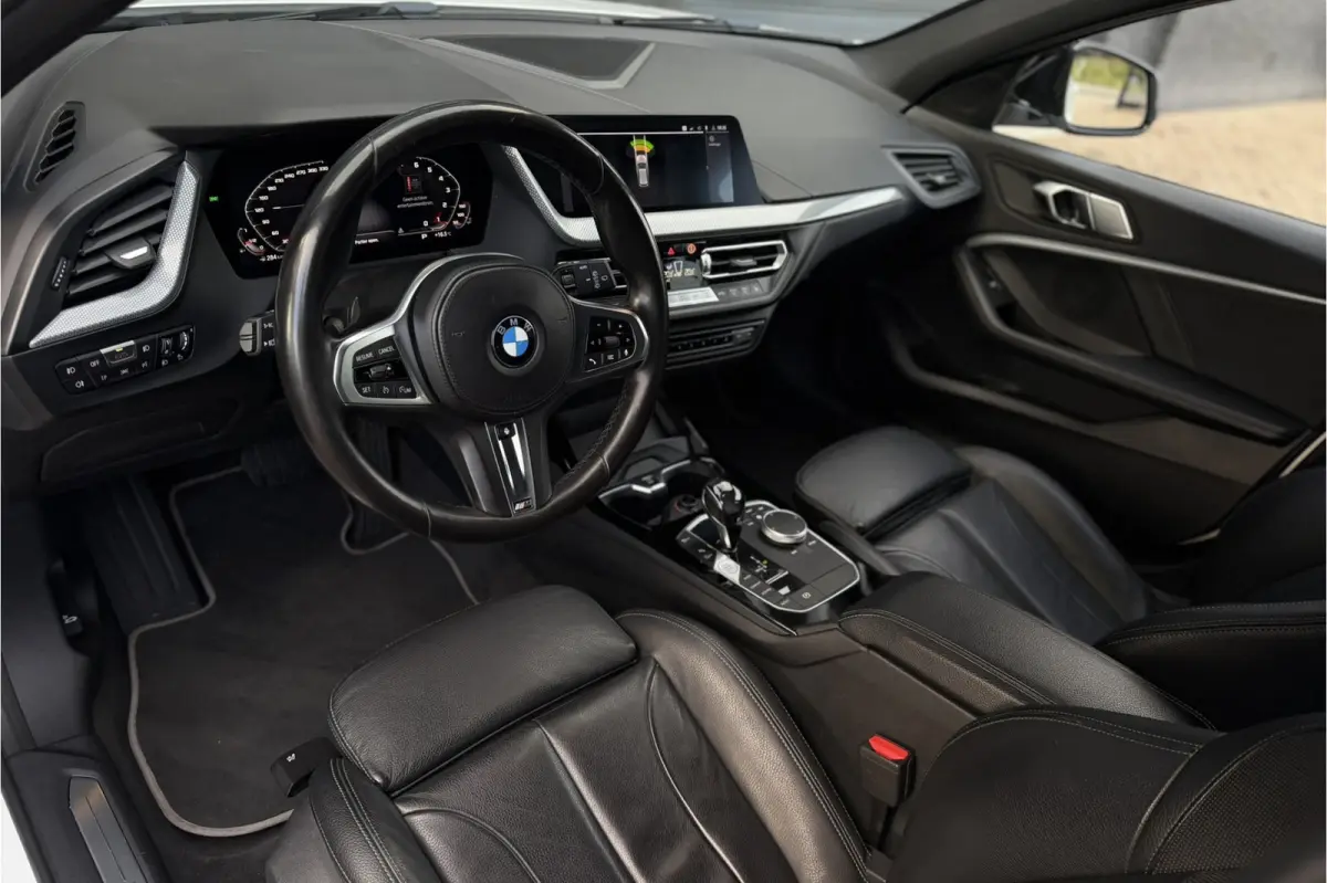 118i | Sportleder | Stoel + Stuurverwarming | Comfort Access | Live Cockpit Pro | Carplay