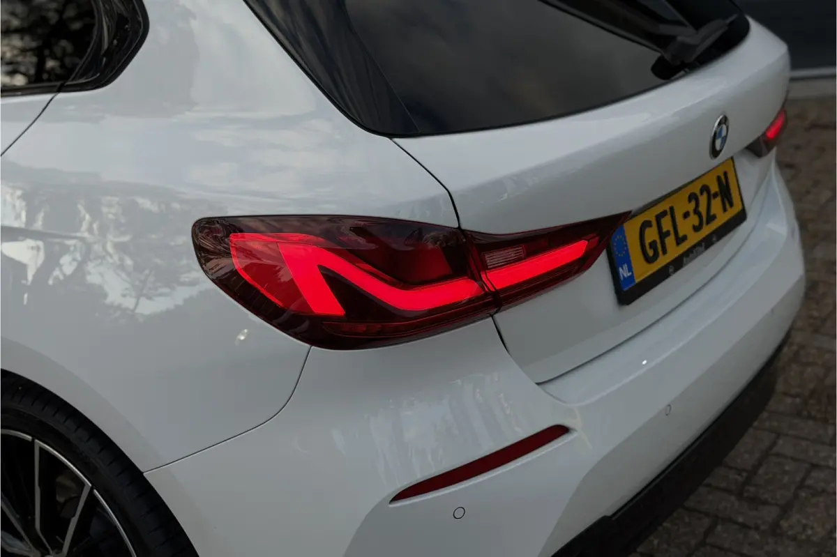 118i | Sportleder | Stoel + Stuurverwarming | Comfort Access | Live Cockpit Pro | Carplay