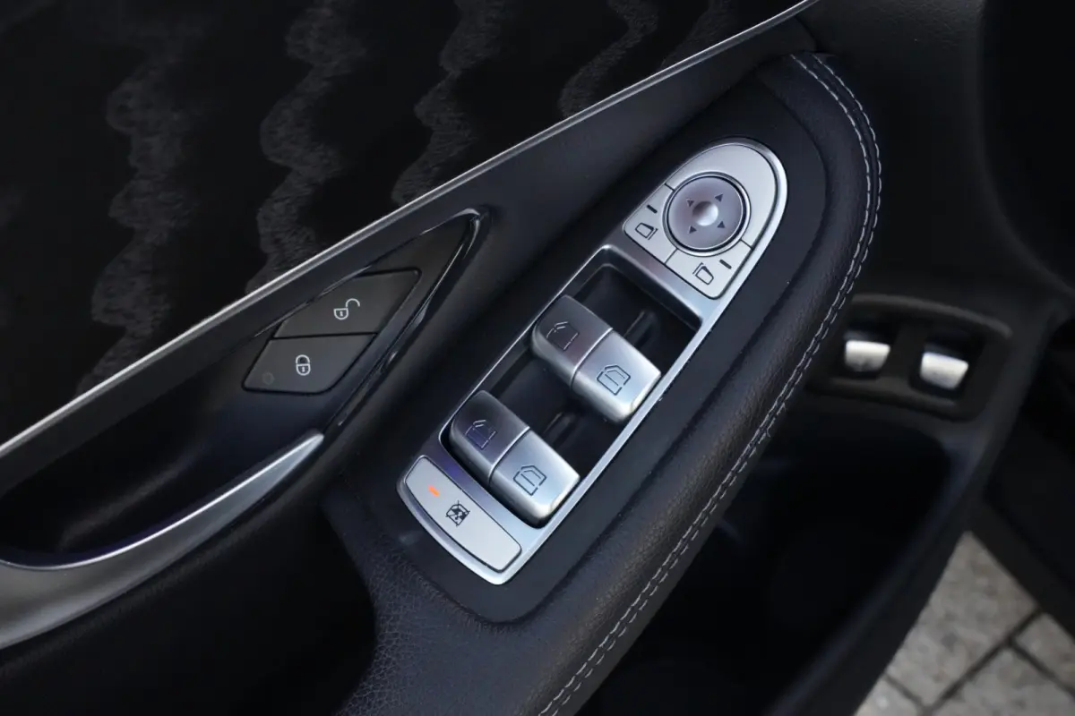 300e 4MATIC AMG | PHEV | 320PK | Virtual Cockpit | Camera | 19'' | Een bijzonder fraaie combinatie van sportiviteit, luxe en efficiëntie. Deze Mercedes-Benz GLC Coupé 300e 4MATIC is uitgev
