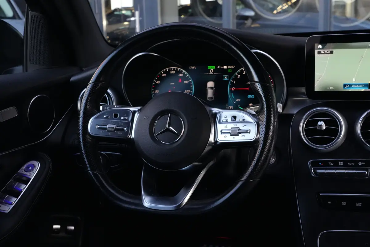300e 4MATIC AMG | PHEV | 320PK | Virtual Cockpit | Camera | 19'' | Een bijzonder fraaie combinatie van sportiviteit, luxe en efficiëntie. Deze Mercedes-Benz GLC Coupé 300e 4MATIC is uitgev