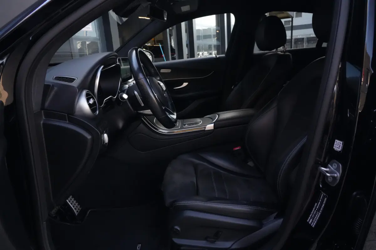 300e 4MATIC AMG | PHEV | 320PK | Virtual Cockpit | Camera | 19'' | Een bijzonder fraaie combinatie van sportiviteit, luxe en efficiëntie. Deze Mercedes-Benz GLC Coupé 300e 4MATIC is uitgev