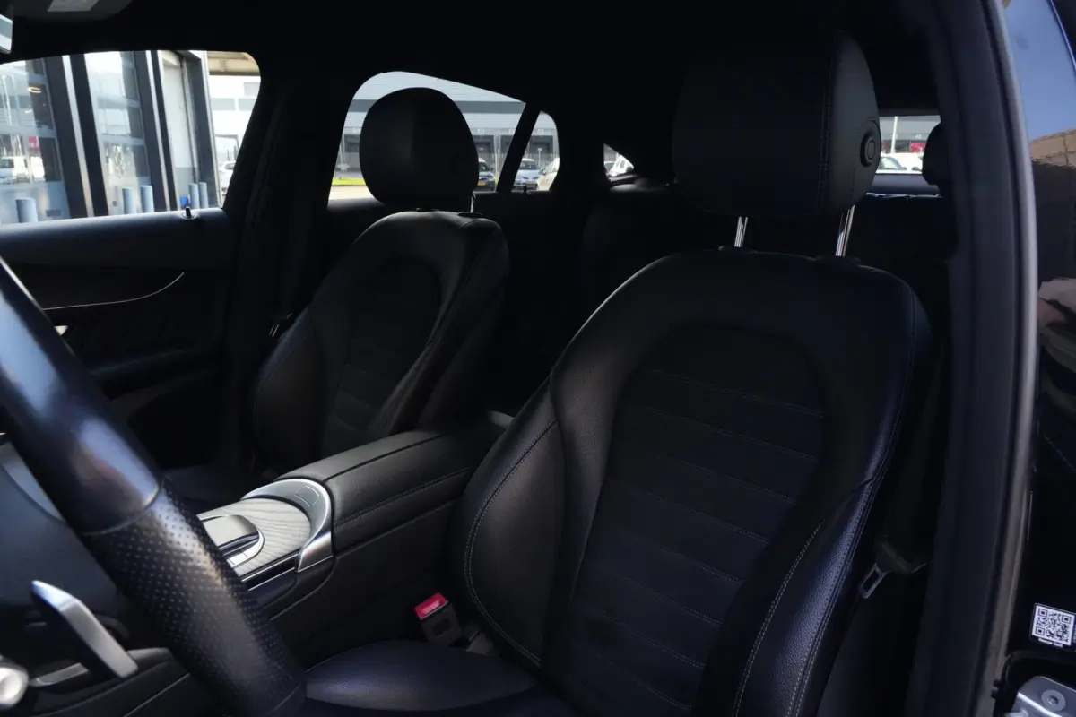 300e 4MATIC AMG | PHEV | 320PK | Virtual Cockpit | Camera | 19'' | Een bijzonder fraaie combinatie van sportiviteit, luxe en efficiëntie. Deze Mercedes-Benz GLC Coupé 300e 4MATIC is uitgev