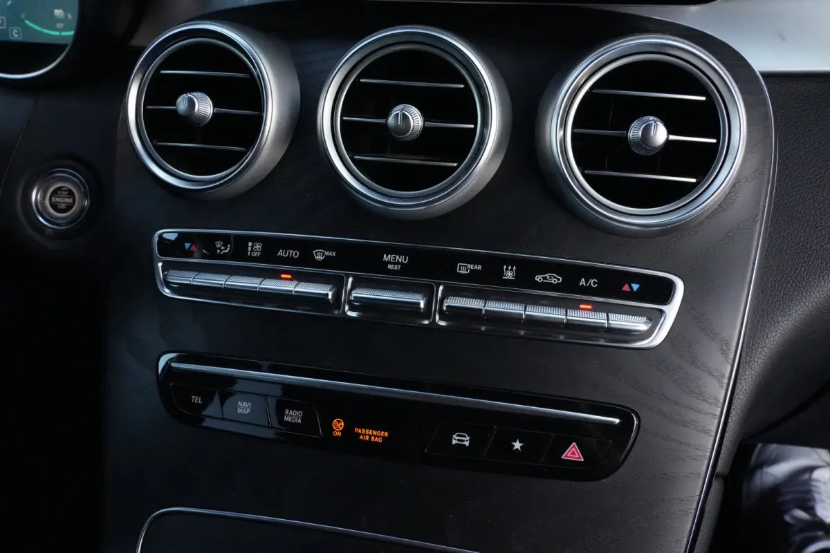 300e 4MATIC AMG | PHEV | 320PK | Virtual Cockpit | Camera | 19'' | Een bijzonder fraaie combinatie van sportiviteit, luxe en efficiëntie. Deze Mercedes-Benz GLC Coupé 300e 4MATIC is uitgev