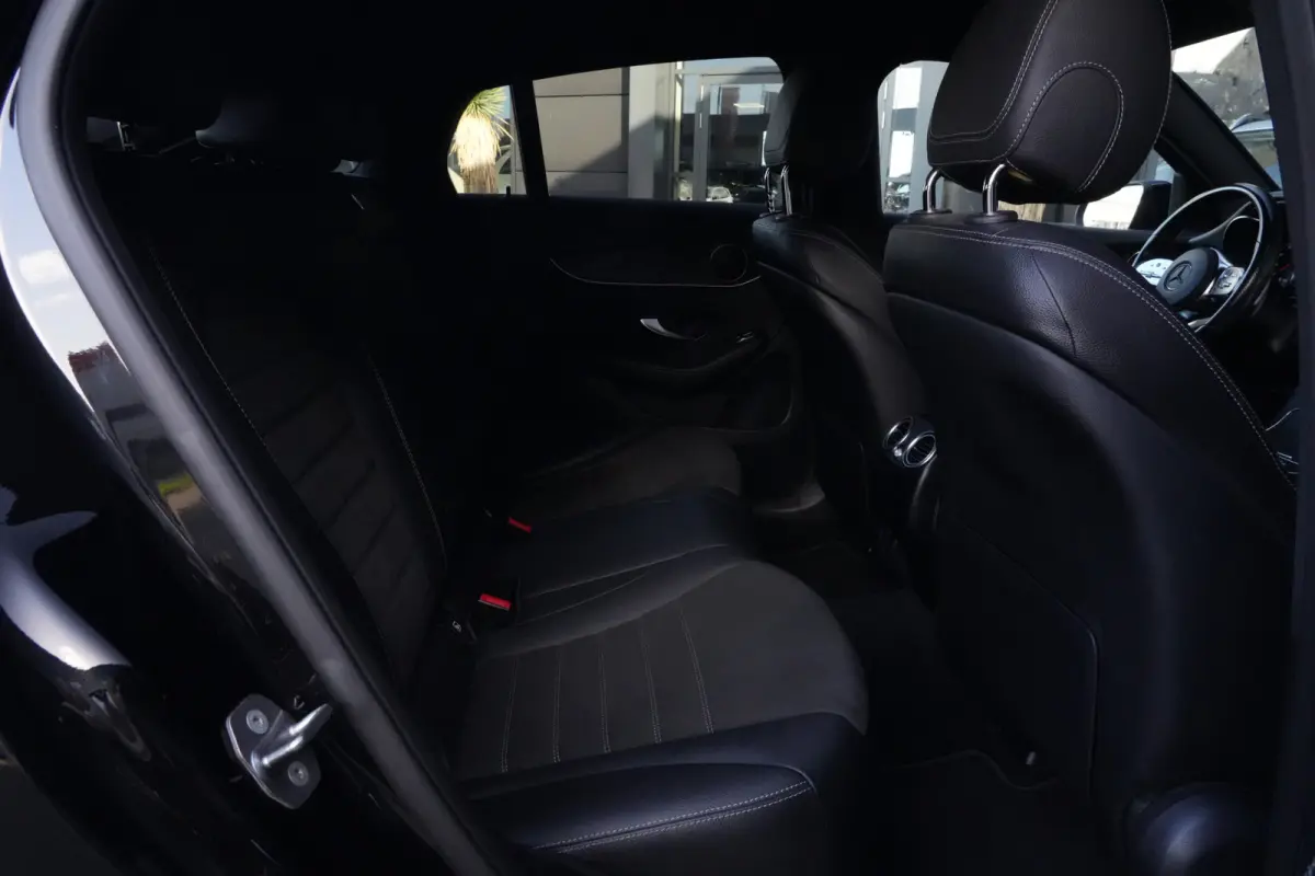 300e 4MATIC AMG | PHEV | 320PK | Virtual Cockpit | Camera | 19'' | Een bijzonder fraaie combinatie van sportiviteit, luxe en efficiëntie. Deze Mercedes-Benz GLC Coupé 300e 4MATIC is uitgev