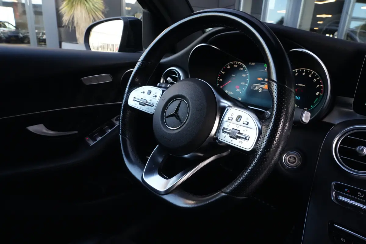 300e 4MATIC AMG | PHEV | 320PK | Virtual Cockpit | Camera | 19'' | Een bijzonder fraaie combinatie van sportiviteit, luxe en efficiëntie. Deze Mercedes-Benz GLC Coupé 300e 4MATIC is uitgev