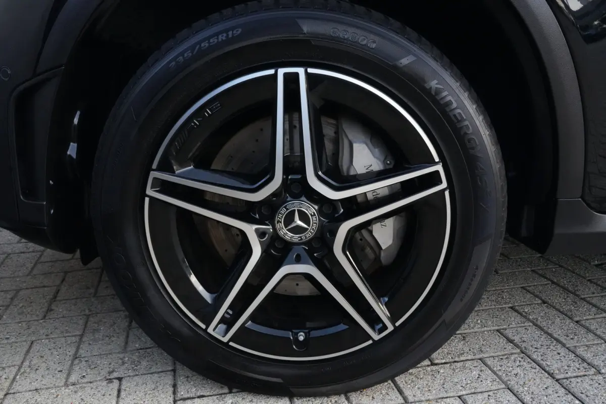 300e 4MATIC AMG | PHEV | 320PK | Virtual Cockpit | Camera | 19'' | Een bijzonder fraaie combinatie van sportiviteit, luxe en efficiëntie. Deze Mercedes-Benz GLC Coupé 300e 4MATIC is uitgev
