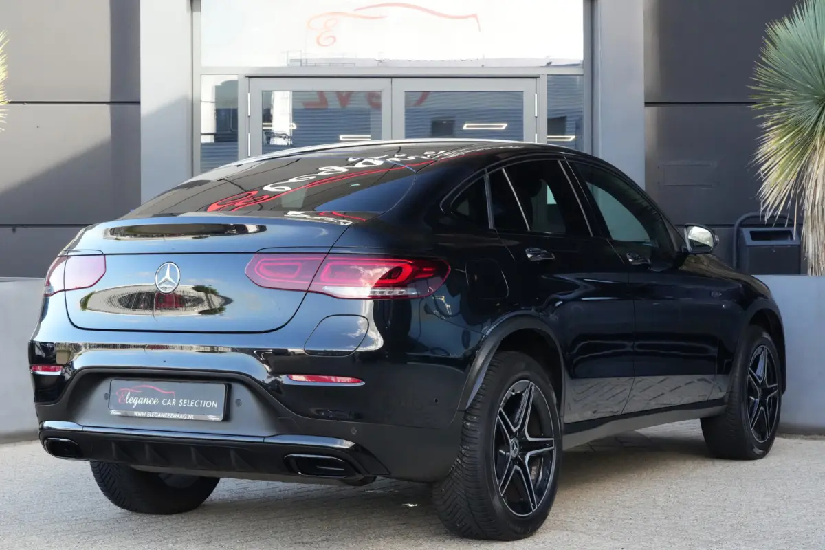 300e 4MATIC AMG | PHEV | 320PK | Virtual Cockpit | Camera | 19'' | Een bijzonder fraaie combinatie van sportiviteit, luxe en efficiëntie. Deze Mercedes-Benz GLC Coupé 300e 4MATIC is uitgev