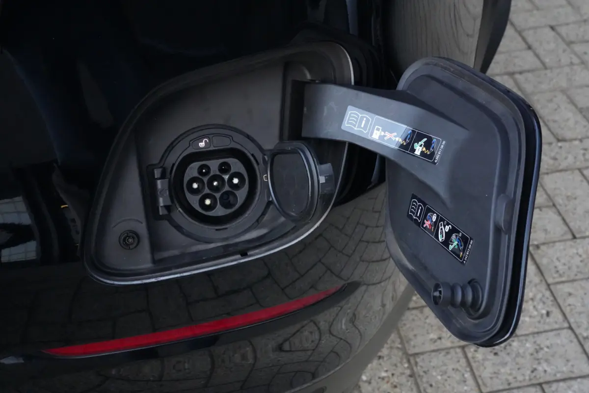 300e 4MATIC AMG | PHEV | 320PK | Virtual Cockpit | Camera | 19'' | Een bijzonder fraaie combinatie van sportiviteit, luxe en efficiëntie. Deze Mercedes-Benz GLC Coupé 300e 4MATIC is uitgev